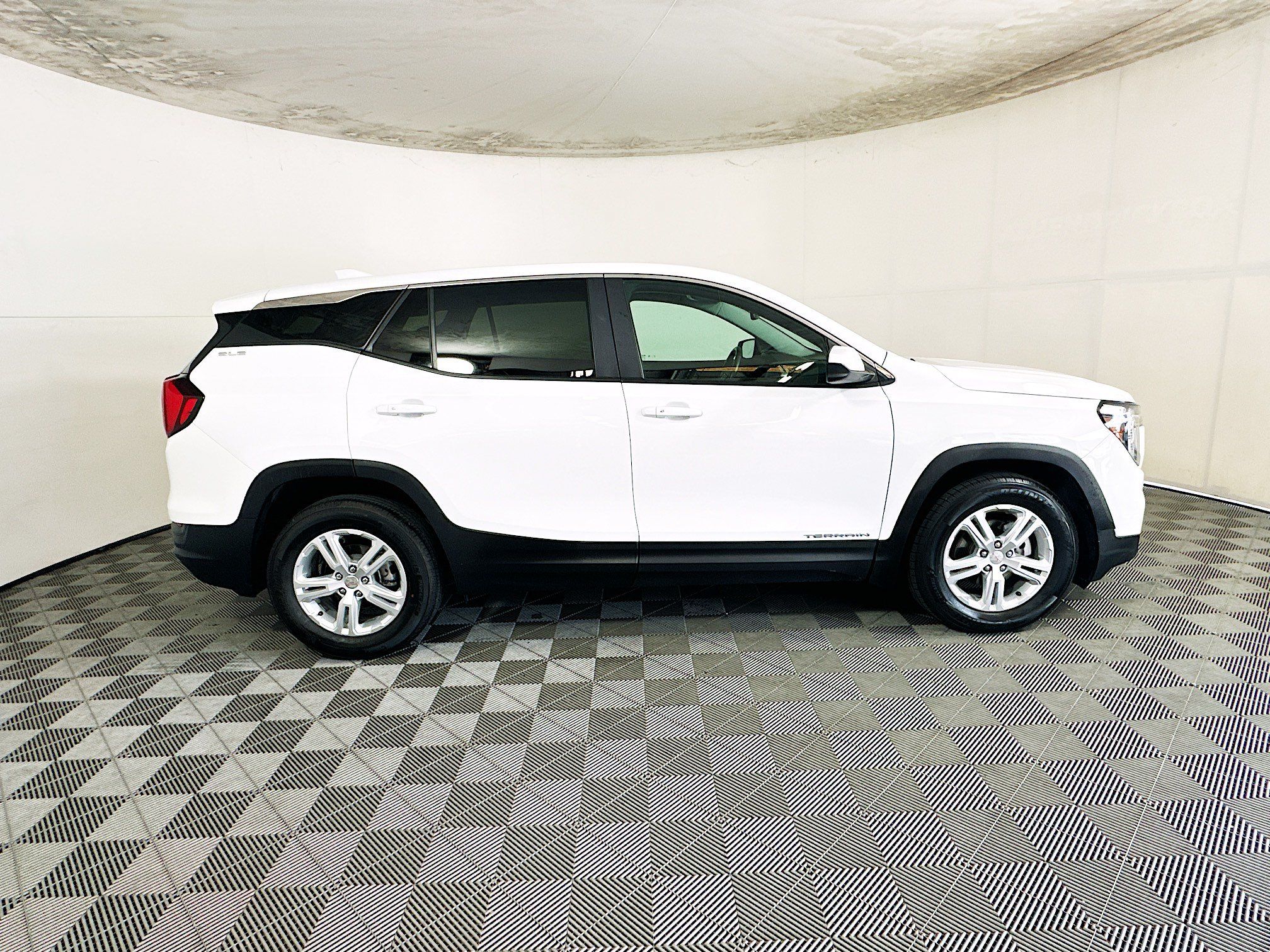 Used 2024 GMC Terrain SLE FWD image 2