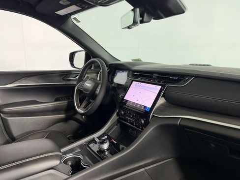 Used 2025 Jeep Grand Cherokee Limited 4xe image 32