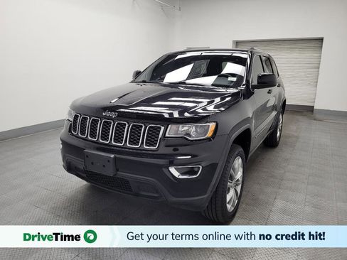 Used 2019 Jeep Grand Cherokee Laredo image 1