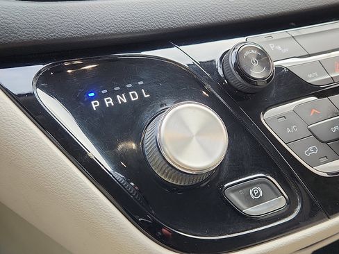 Used 2018 Chrysler Pacifica Touring-L image 15