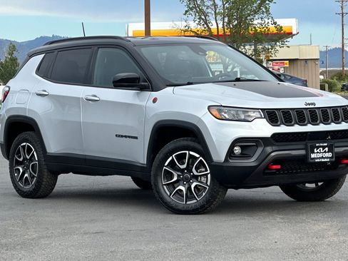 Used 2025 Jeep Compass Trailhawk w/ Trailer Tow Group AWD/4WD image 2
