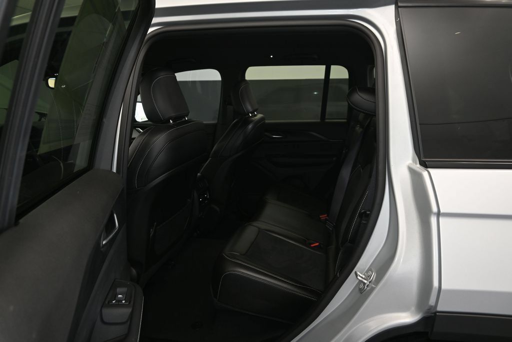 Used 2024 Jeep Grand Cherokee Altitude RWD image 18