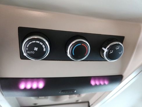 Used 2016 Chrysler Town & Country Touring image 18