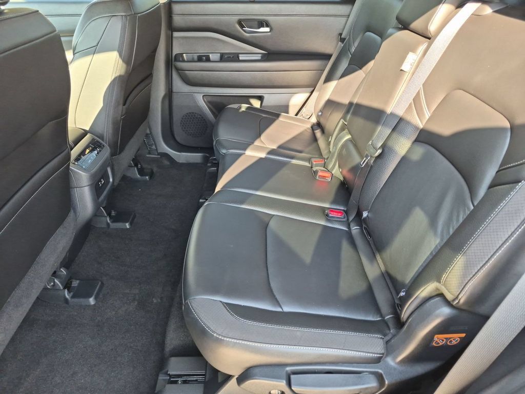 Used 2025 Nissan Pathfinder SL AWD/4WD image 30