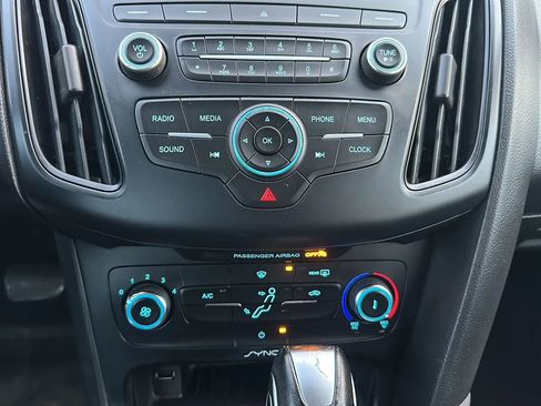 Used 2015 Ford Focus SE image 25