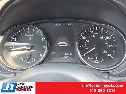 Used 2018 Nissan Rogue SV w/ Premium Package FWD image 18