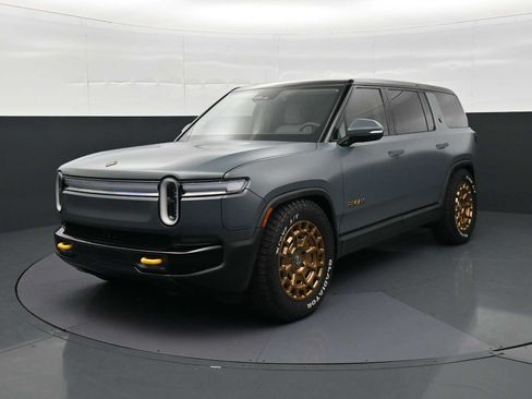 Used 2025 Rivian R1S Premium AWD/4WD image 1