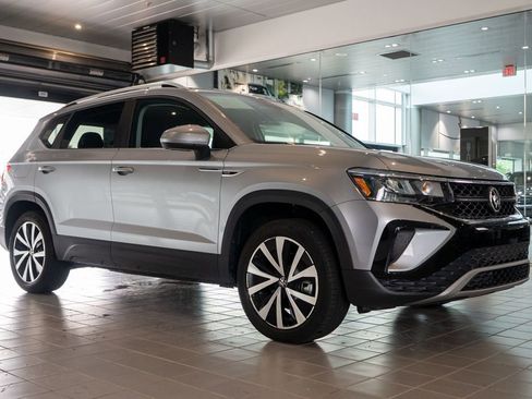 Used 2022 Volkswagen Taos SE image 2