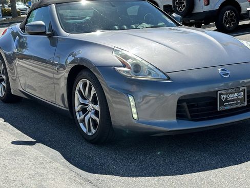 Used 2014 Nissan 370Z Roadster RWD image 11