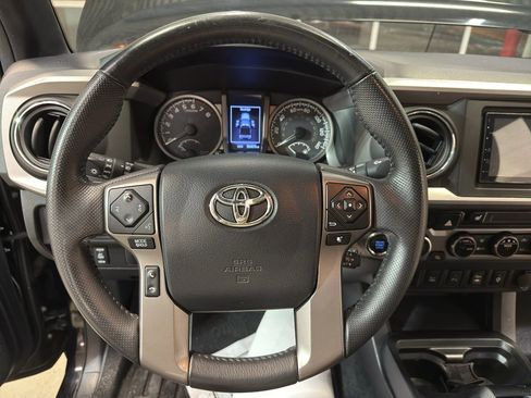 Used 2016 Toyota Tacoma Limited image 16