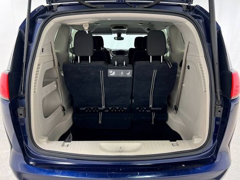 Used 2017 Chrysler Pacifica Touring w/ Tire & Wheel Group FWD image 29
