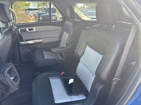 Used 2022 Ford Explorer XLT w/ Equipment Group 202A image 7