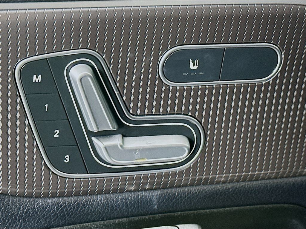 Used 2021 Mercedes-Benz GLB 250 w/ Premium Package image 22