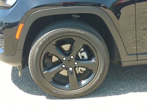 Used 2023 Jeep Grand Cherokee Altitude AWD/4WD image 14