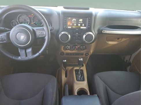 Used 2016 Jeep Wrangler Unlimited Sahara w/ Connectivity Group AWD/4WD image 11