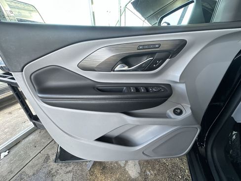 Used 2024 GMC Terrain SLT image 30