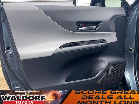 Used 2023 Toyota Venza LE image 27
