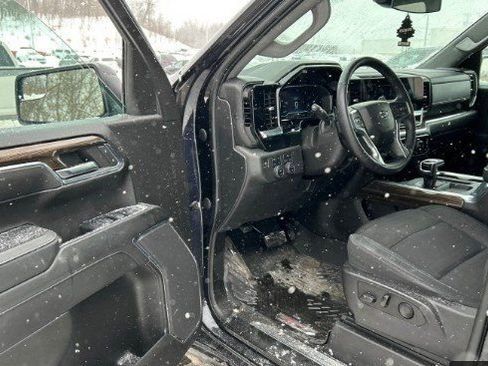 Used 2023 Chevrolet Silverado 1500 LT Trail Boss w/ LPO, Dark Essentials Package image 6