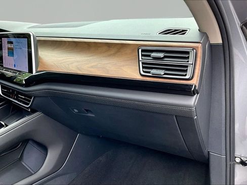 Used 2025 Volkswagen Atlas SE FWD image 19