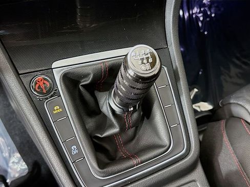 Used 2017 Volkswagen GTI SE image 16