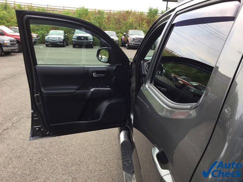 Used 2016 Toyota Tacoma TRD Sport w/ Premium & Technology Package image 29