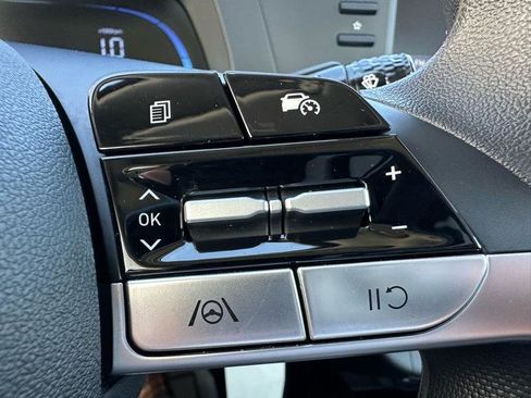 Used 2025 Hyundai Elantra SE image 10