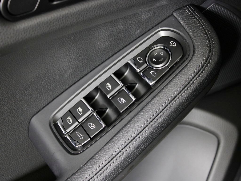 Certified 2026 Porsche Macan AWD/4WD image 16