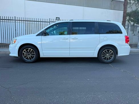 Used 2017 Dodge Grand Caravan SXT FWD image 4