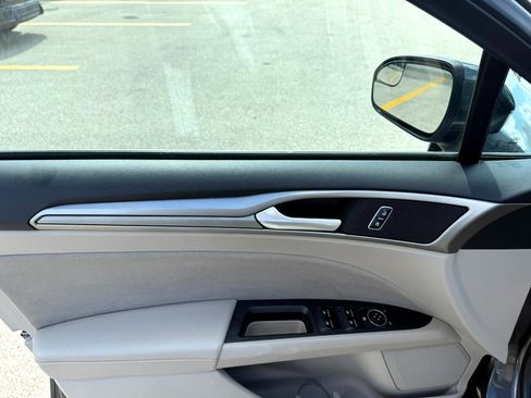 Used 2018 Ford Fusion SE image 9