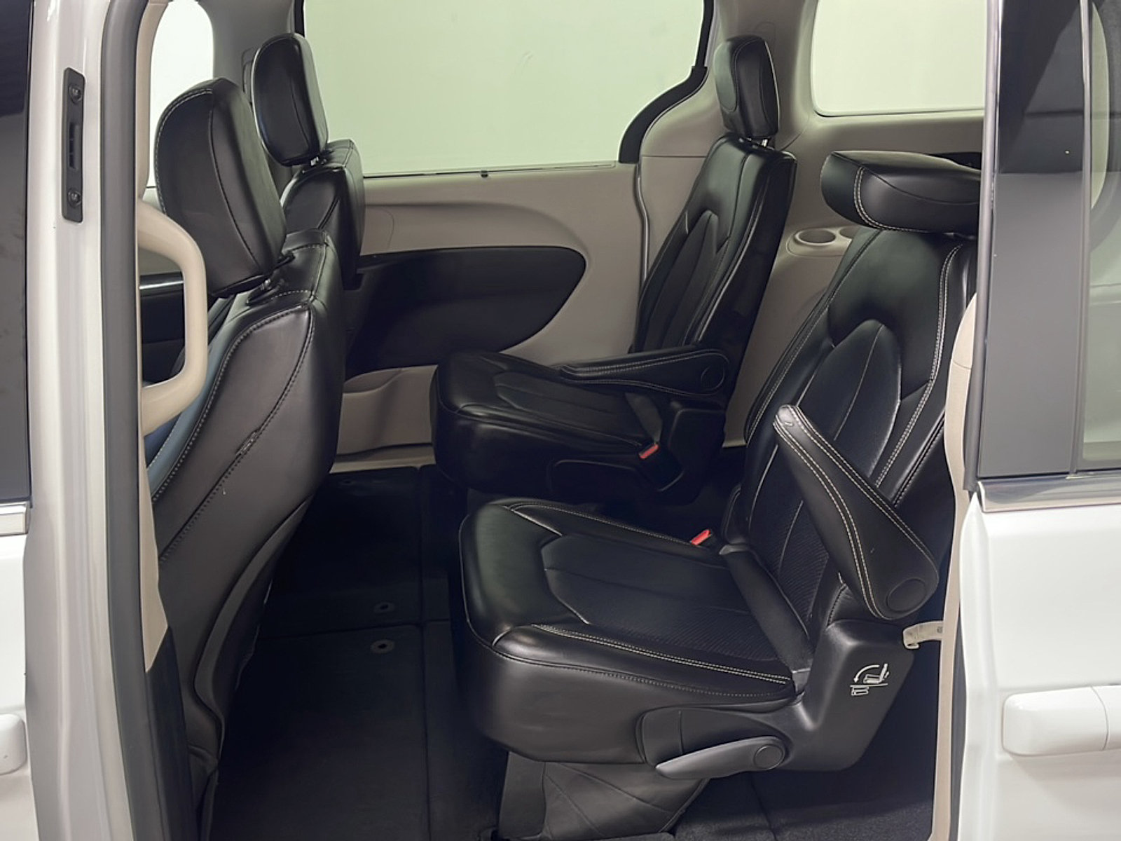 Used 2024 Chrysler Pacifica Touring-L FWD image 15