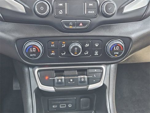 Used 2024 GMC Terrain SLT image 19