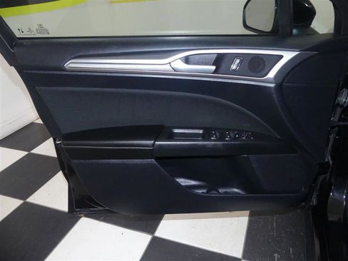 Used 2020 Ford Fusion SE FWD image 25