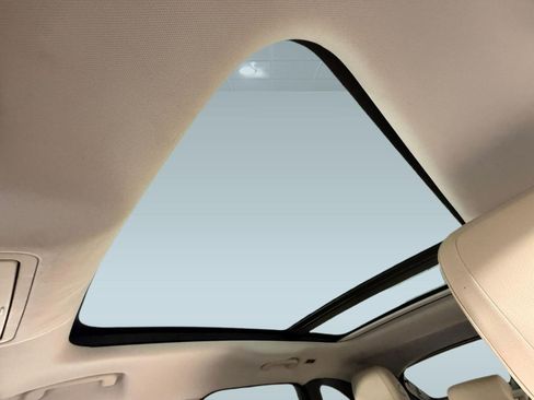 Used 2018 Jaguar F-PACE Premium image 13