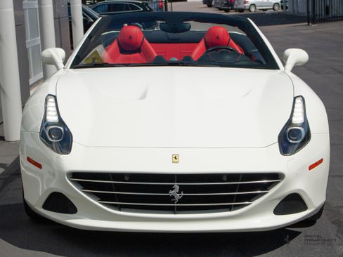 Certified 2015 Ferrari California T image 3