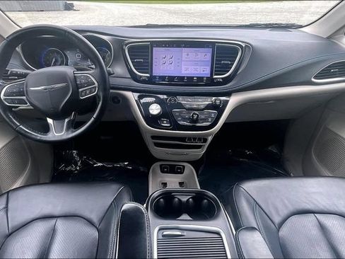 Used 2021 Chrysler Pacifica Touring-L FWD image 14