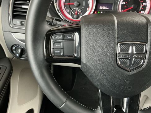 Used 2016 Dodge Grand Caravan SXT image 12