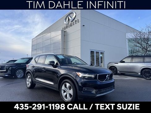 Used 2022 Volvo XC40 T5 Momentum image 1