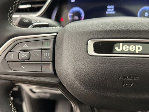 Used 2023 Jeep Grand Cherokee Laredo AWD/4WD image 17