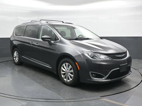 Used 2018 Chrysler Pacifica Touring-L FWD image 5