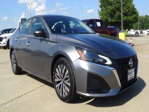 Used 2025 Nissan Altima 2.5 SV FWD image 4