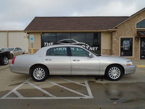Used 2004 Lincoln Town Car Signature image 5