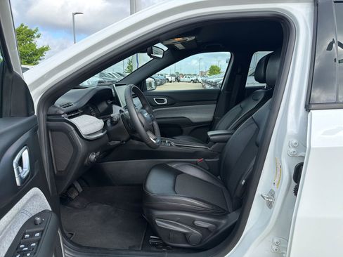 Used 2024 Jeep Compass Latitude image 12