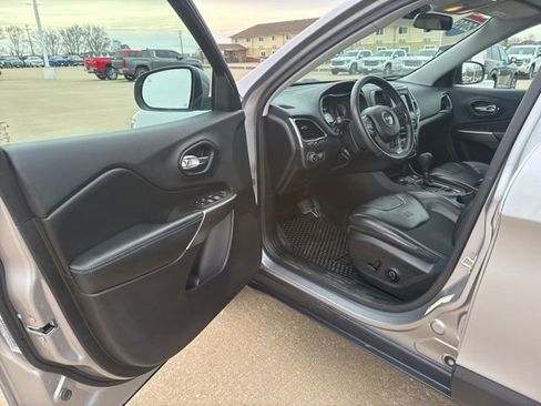 Used 2019 Jeep Cherokee Latitude Plus w/ Cold Weather Group image 9