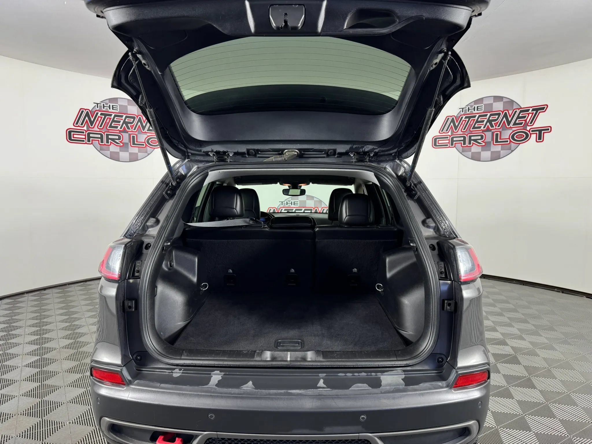 Used 2019 Jeep Cherokee Trailhawk AWD/4WD image 27