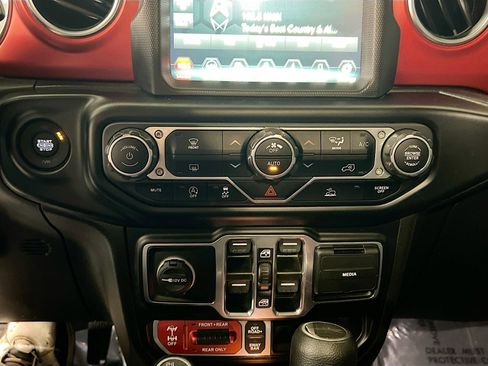 Used 2022 Jeep Gladiator Rubicon image 10
