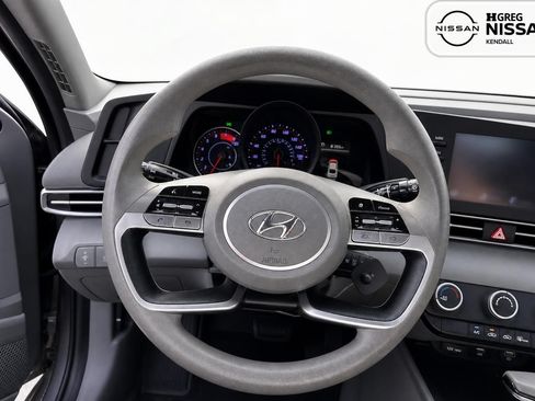 Used 2022 Hyundai Elantra SE FWD image 7