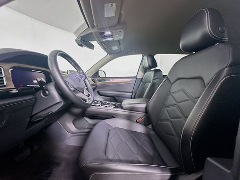 Used 2025 Volkswagen Atlas SE AWD/4WD image 13