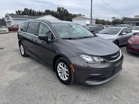 Used 2017 Chrysler Pacifica LX FWD image 3