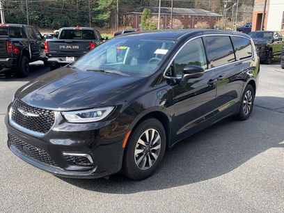 Used 2023 Chrysler Pacifica Touring-L w/ Uconnect Theater Family Group