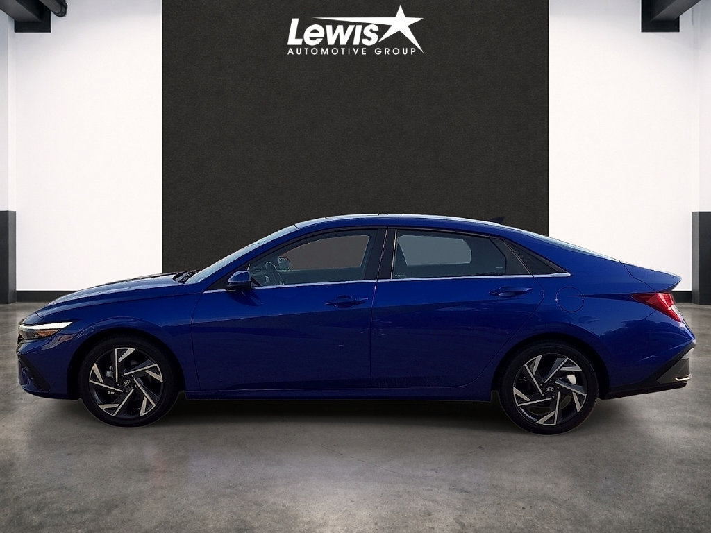 Used 2025 Hyundai Elantra SEL FWD image 2